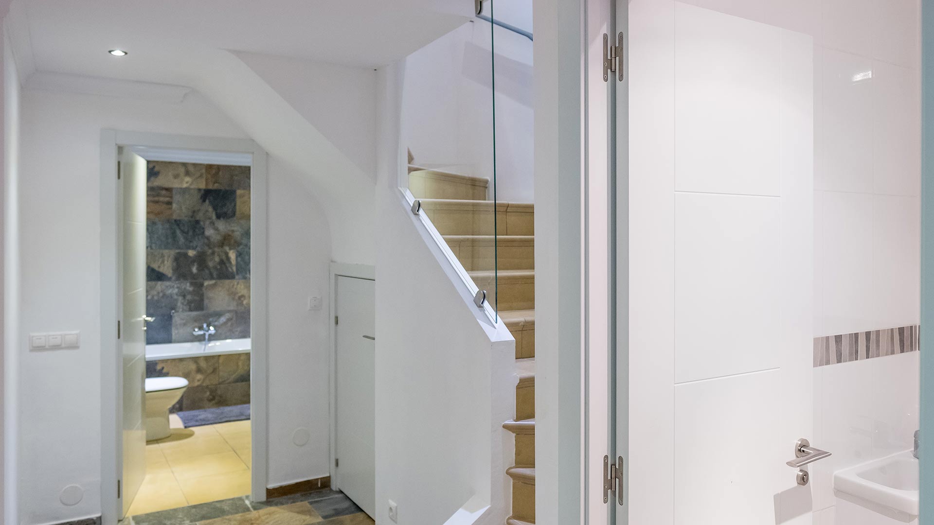 entrance-hall-stairs-to-first-floor